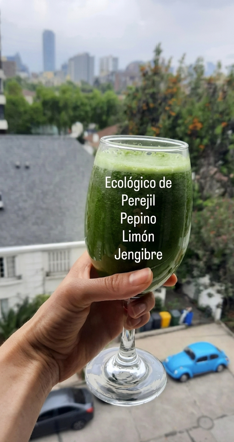 Jugo verde junto a sus ingredientes frescos.